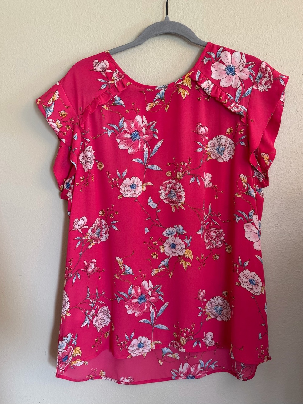 Les SereinFloral Ruffle-Sleeve Blouse - Bright Pink Size XL